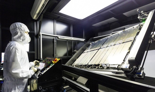 “傳統廠商”擁有顯示面板生產線或優勢渠道